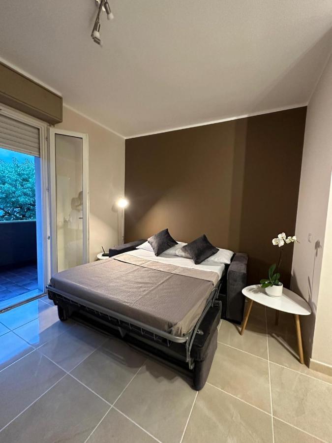 Desenzanino Apartment Twelve Desenzano del Garda Bagian luar foto