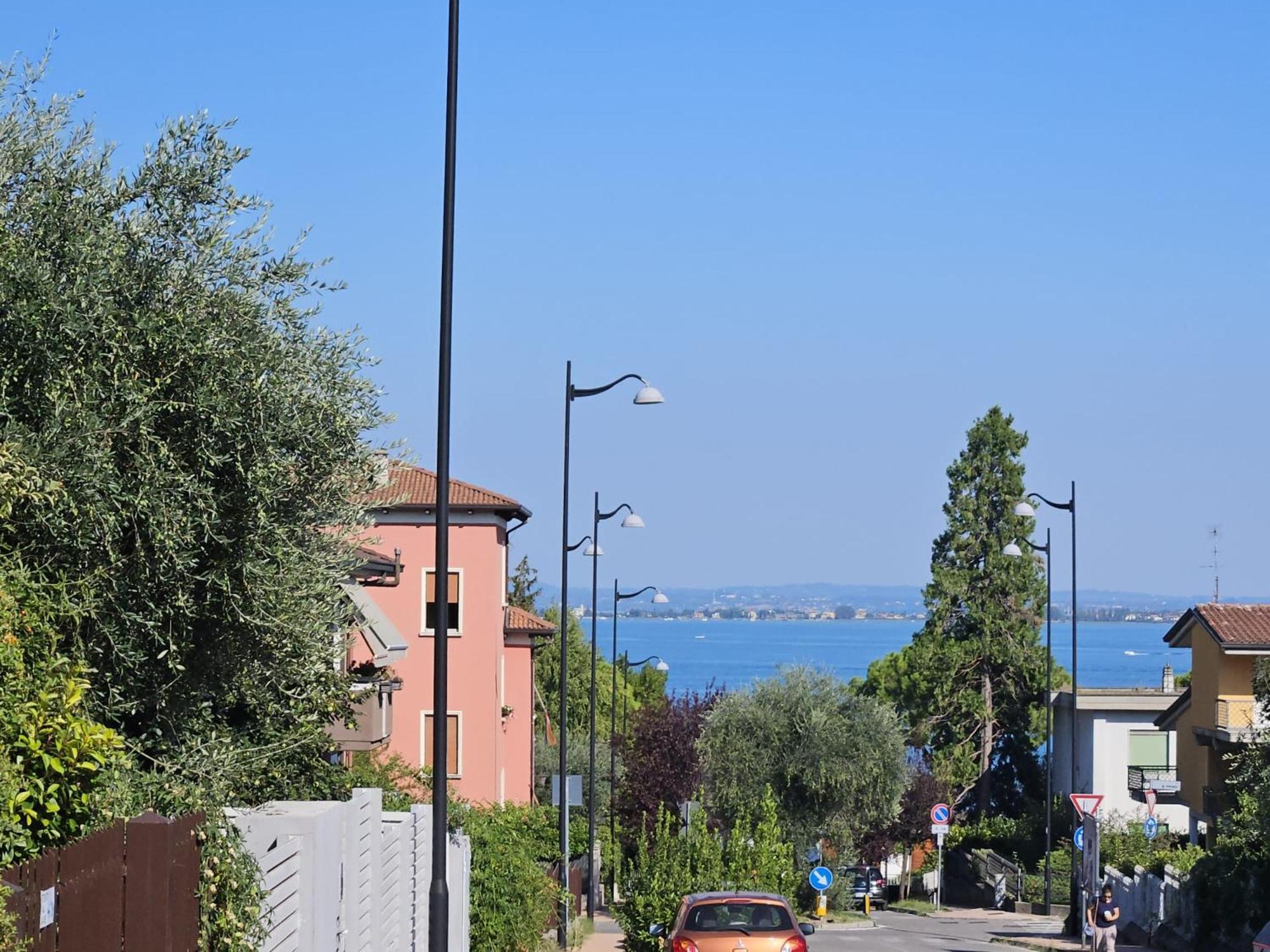 Desenzanino Apartment Twelve Desenzano del Garda Bagian luar foto